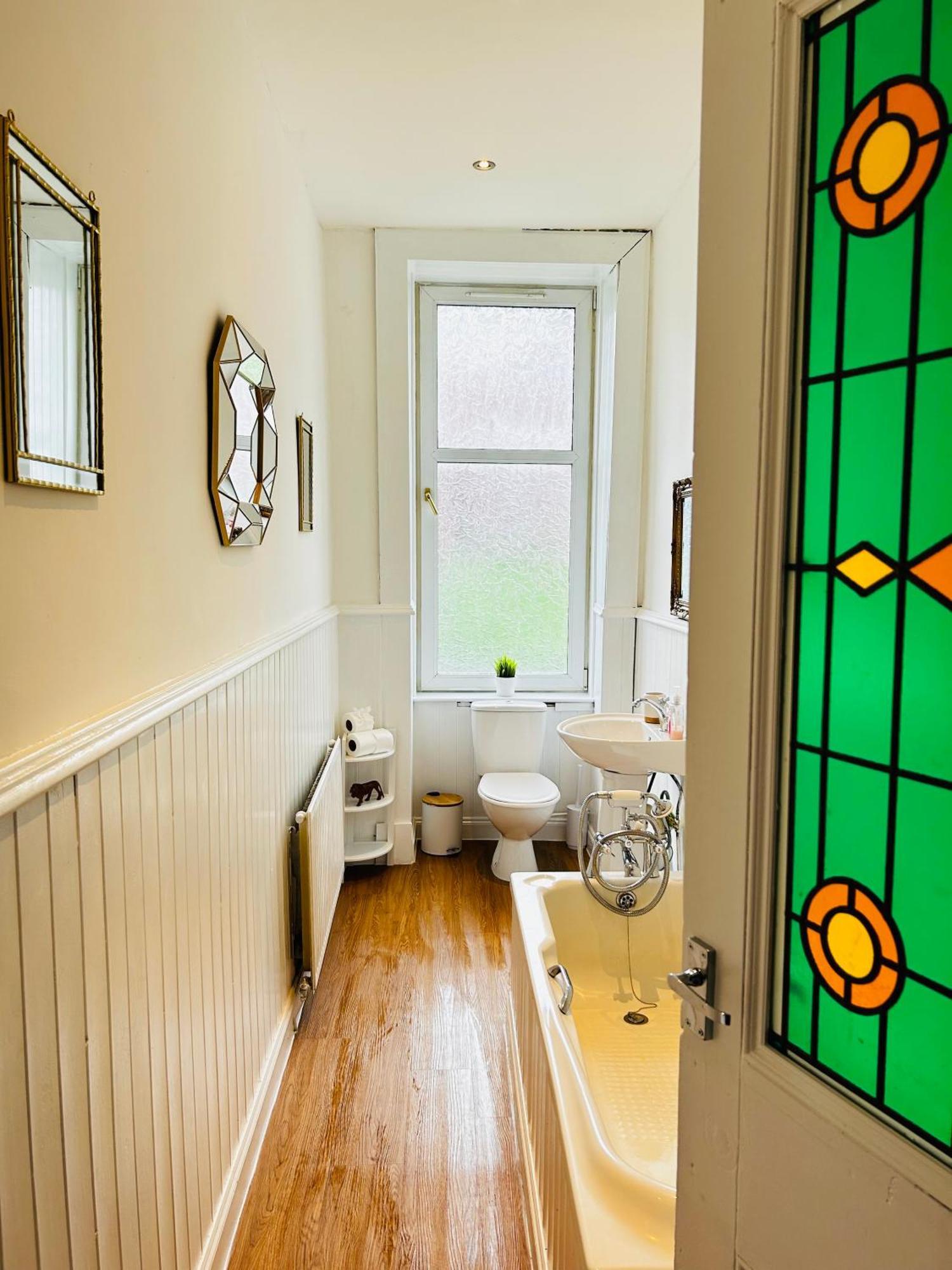 The Lazy Lion - Spacious 2 Bedroom - Town Centre Holiday Home Apartment 포트 글래스고 외부 사진