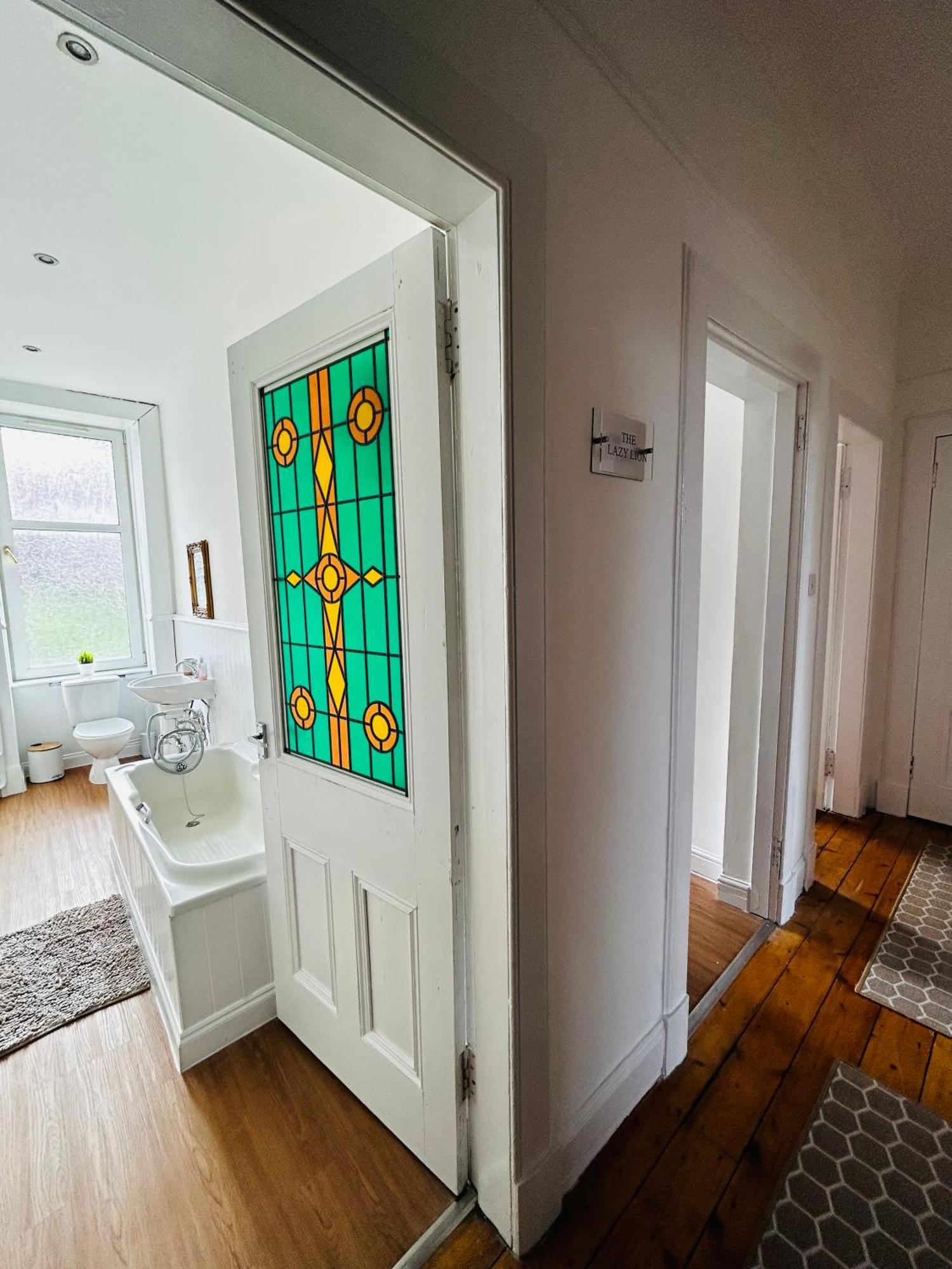 The Lazy Lion - Spacious 2 Bedroom - Town Centre Holiday Home Apartment 포트 글래스고 외부 사진