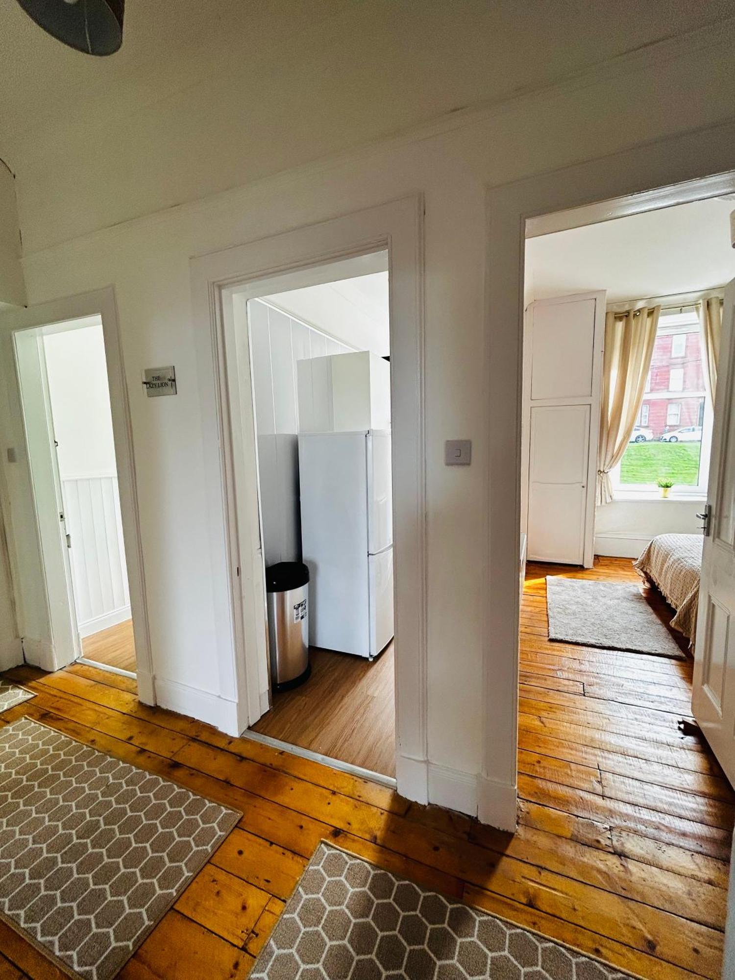 The Lazy Lion - Spacious 2 Bedroom - Town Centre Holiday Home Apartment 포트 글래스고 외부 사진