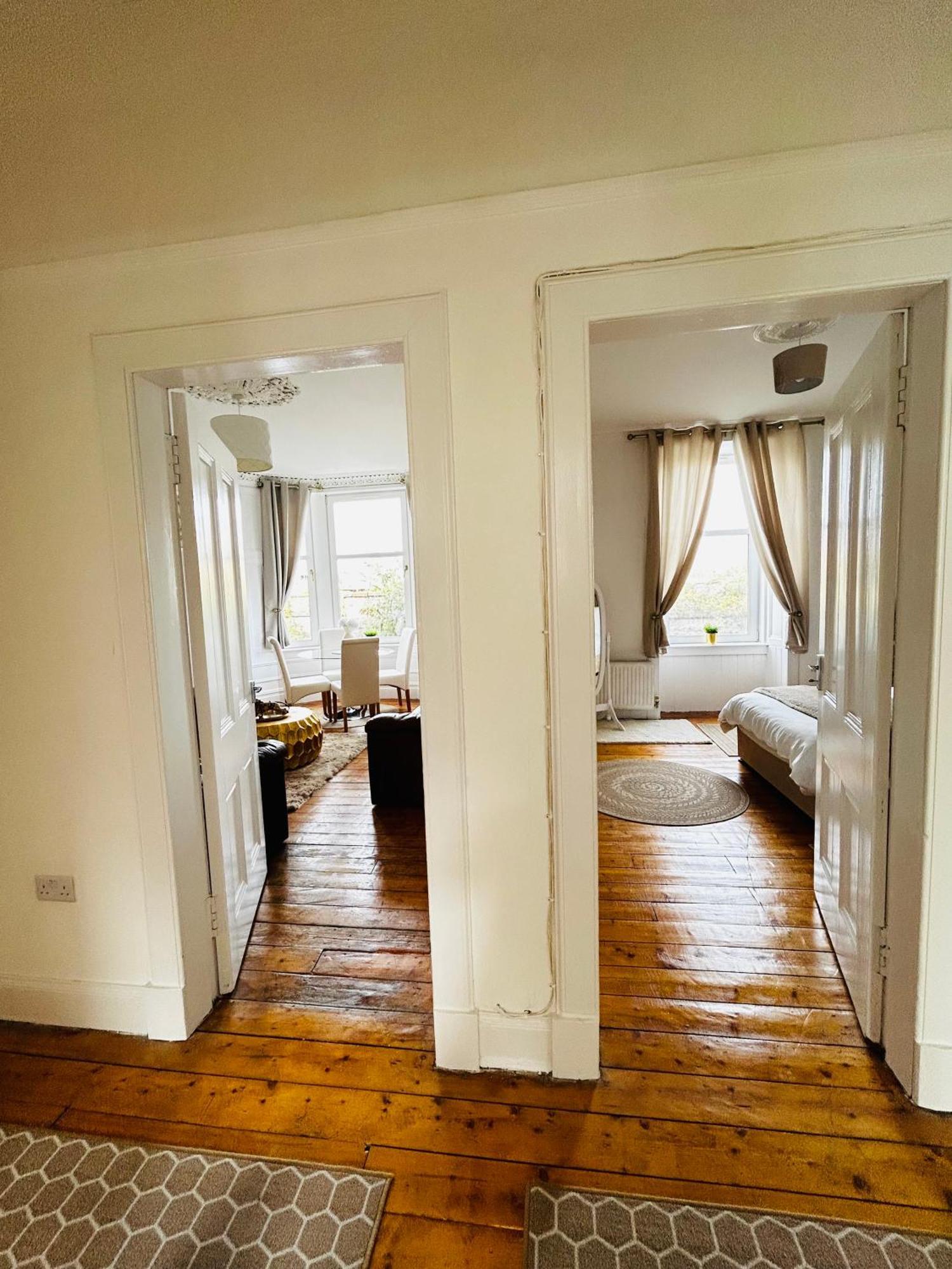 The Lazy Lion - Spacious 2 Bedroom - Town Centre Holiday Home Apartment 포트 글래스고 외부 사진